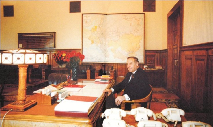 Heydər Əliyev iş otağında. Moskva, Kreml, 1983
